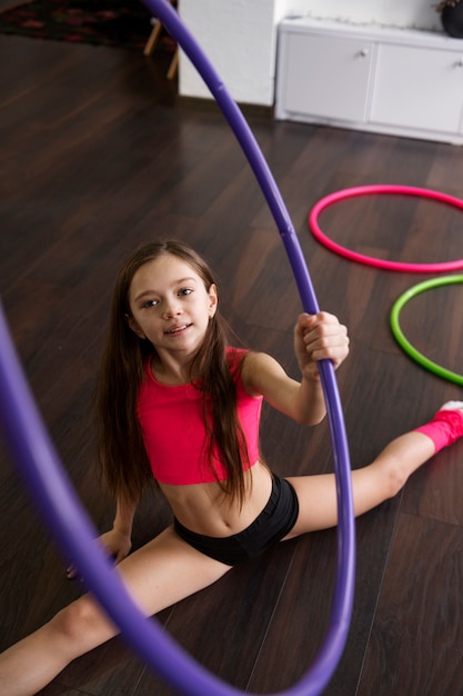 Foto bella ragazza che usa l'hula hop