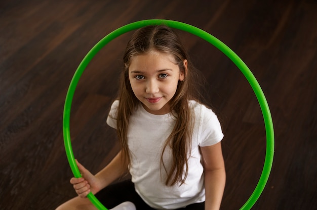 Photo beautiful young girl using hula hop