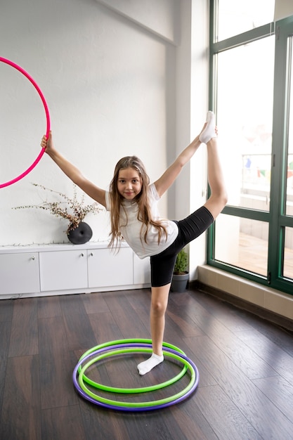 Foto bella ragazza che usa l'hula hop