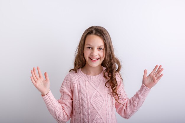 Photo beautiful young girl very happy looking at front with hands up