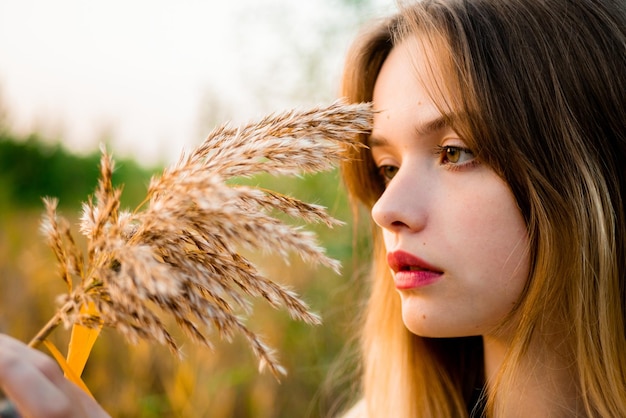 Photo beautiful young girl wearing blank gray tshirt and black jeans posing against high grass