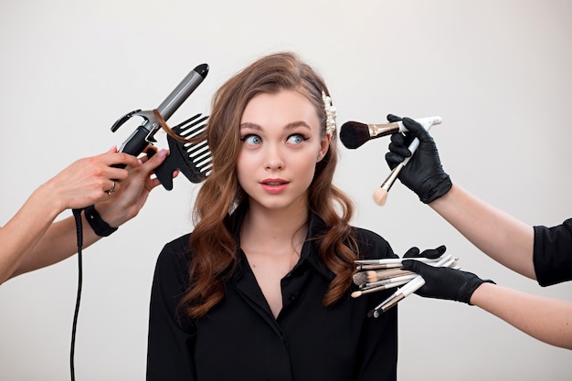 Bella ragazza con il trucco in una camicia nera