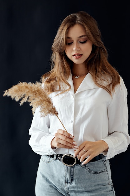 Foto bella ragazza con il grano nelle sue mani