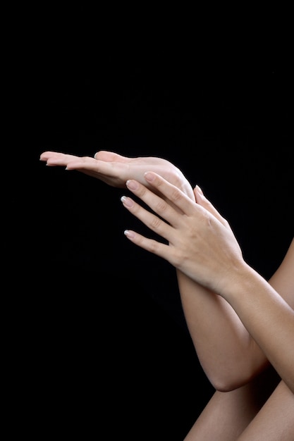 Foto bella donna giovane mani isolato su sfondo nero