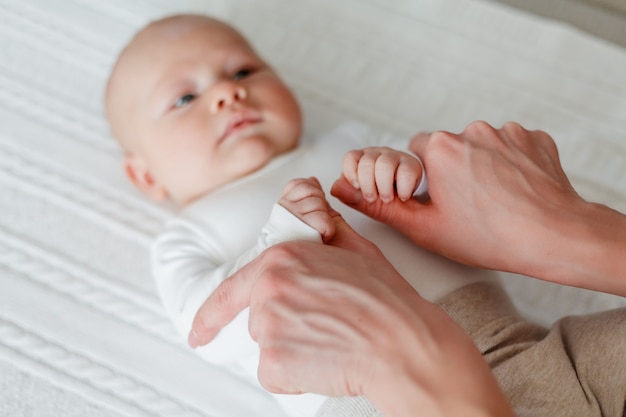 Bella giovane mamma e bambino felici