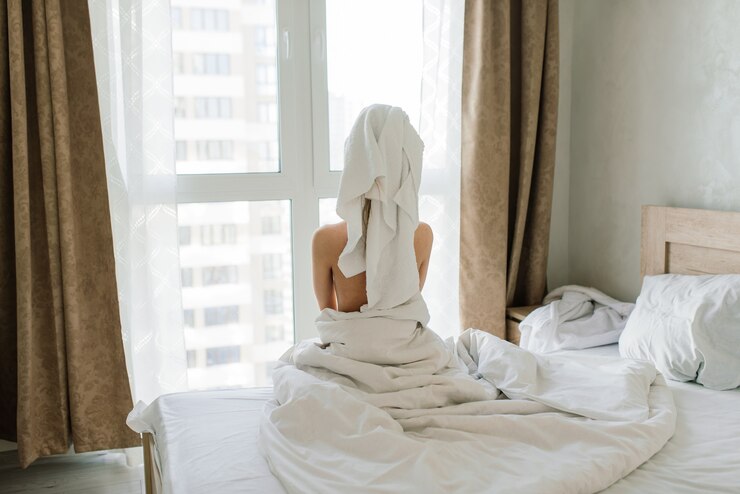 가운, hotes, 객실 및 스파 살롱에서 편안한 아름다운 젊은 건강한 여자