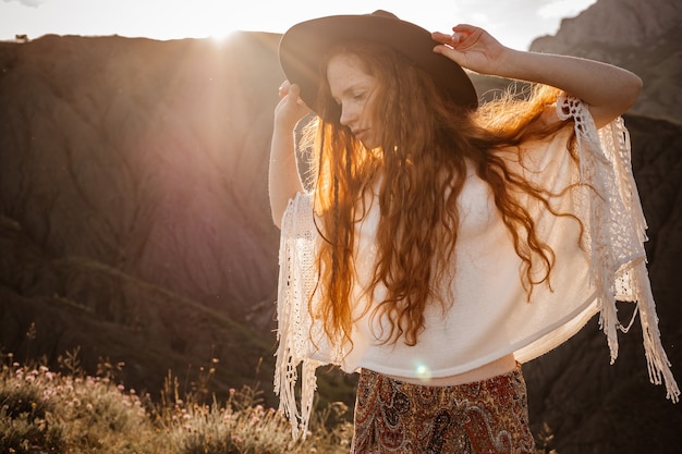 Foto bella giovane modella in posa