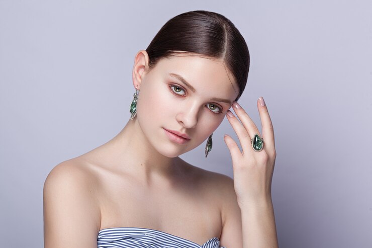 Photo beautiful young model sells jewelry