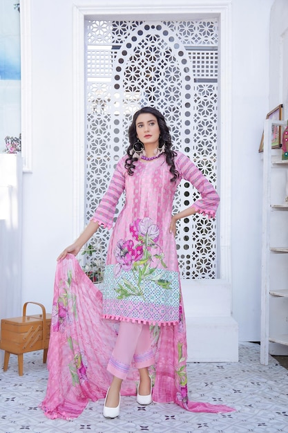 Photo beautiful young model showing her desi dress for fashion shoot