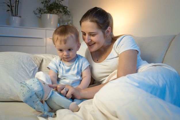 Photo beautiful young mother is taking care of her toddler