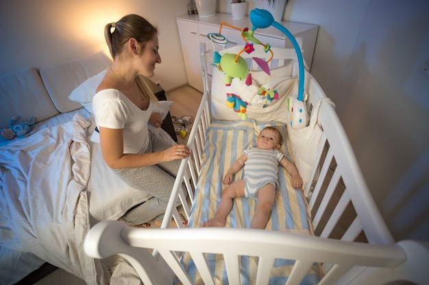 Foto la bella giovane madre si sta prendendo cura del suo bambino