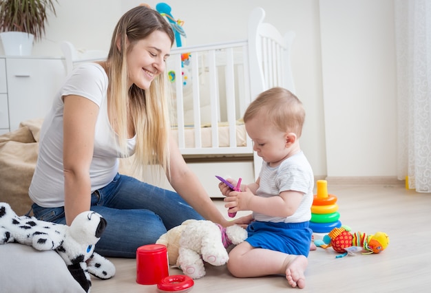 美しい若い母親は彼女の幼児の世話をしています