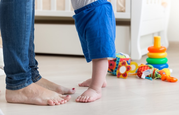 美しい若い母親は彼女の幼児の世話をしています