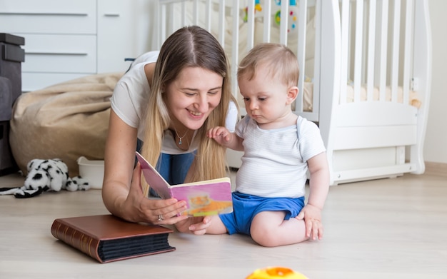 La bella giovane madre si sta prendendo cura del suo bambino