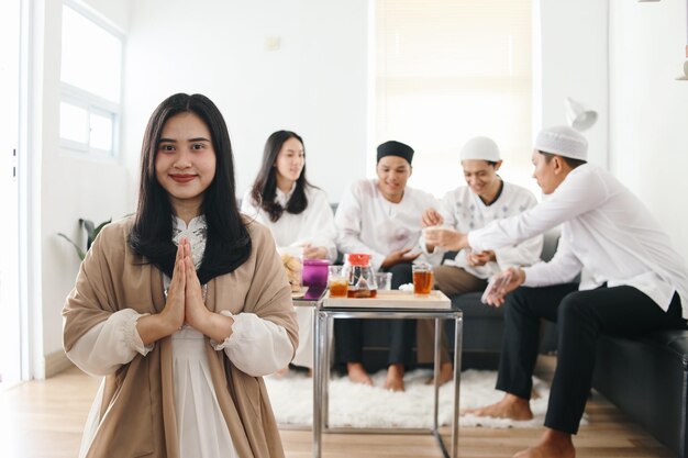 Foto bella giovane ragazza musulmana che mostra il saluto o il gesto di benvenuto durante la celebrazione di eid mubarak