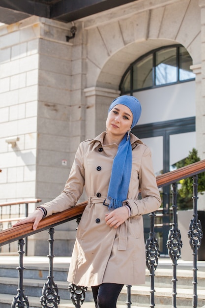 Photo beautiful young muslim woman on a walk