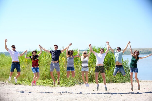 Photo beautiful young people on beach