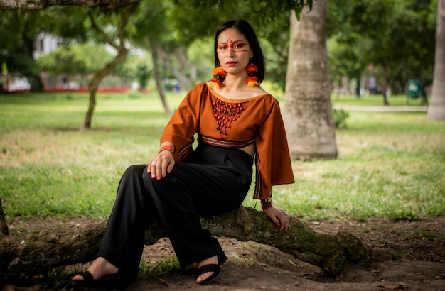 Photo beautiful young peruvian woman of the yanesha culture posing with dresses jewelry makeup clothes