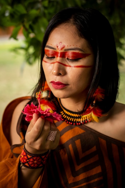 Foto bella giovane donna peruviana della cultura yanesha che posa con abiti gioielli trucco vestiti