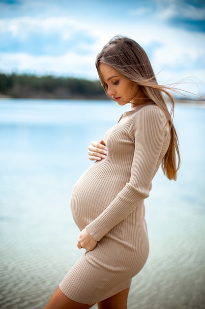 写真 美しい若い妊娠中の女の子