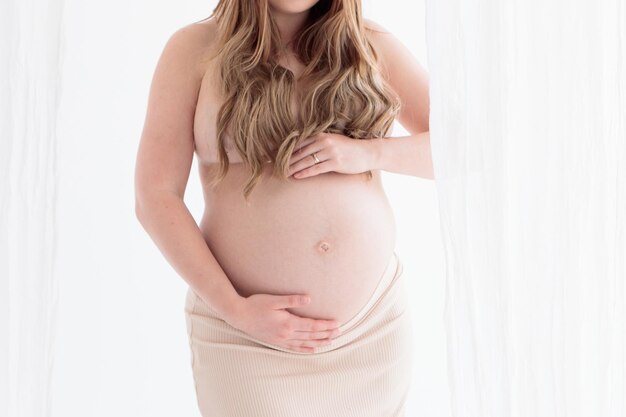 Красивая молодая беременная женщина на белом фоне баннера