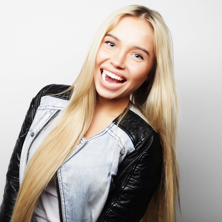 Photo beautiful young surprised woman. studio shot.
