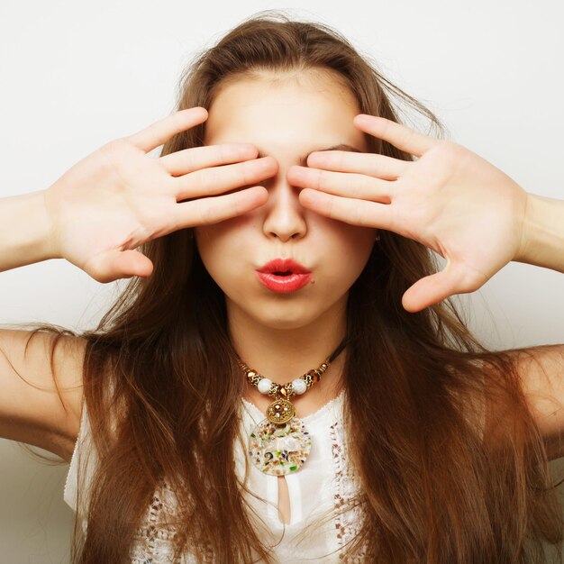 写真 美しい若い驚いた女性スタジオショット