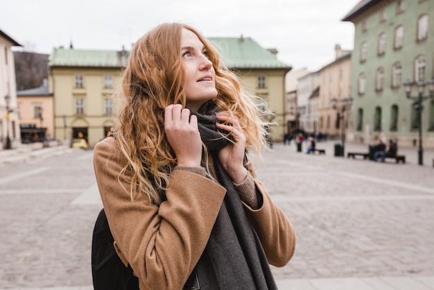 Bella giovane donna turistica che cammina sulla strada.