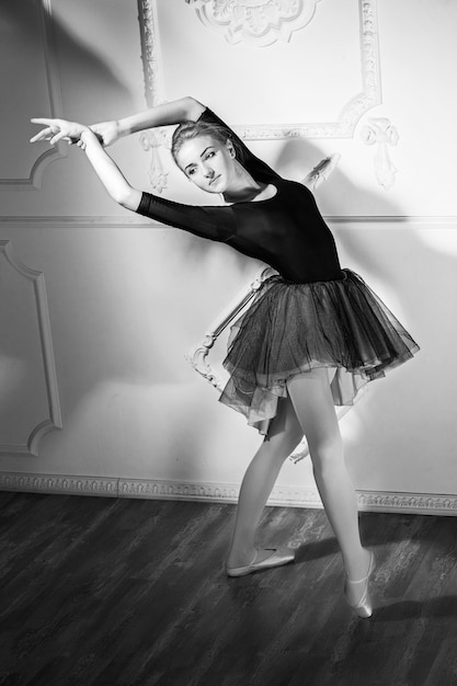 Foto bella ballerina della giovane donna che balla con il tutu di balletto