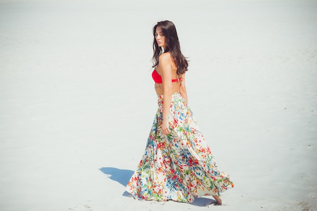 Bella giovane donna sulla spiaggia