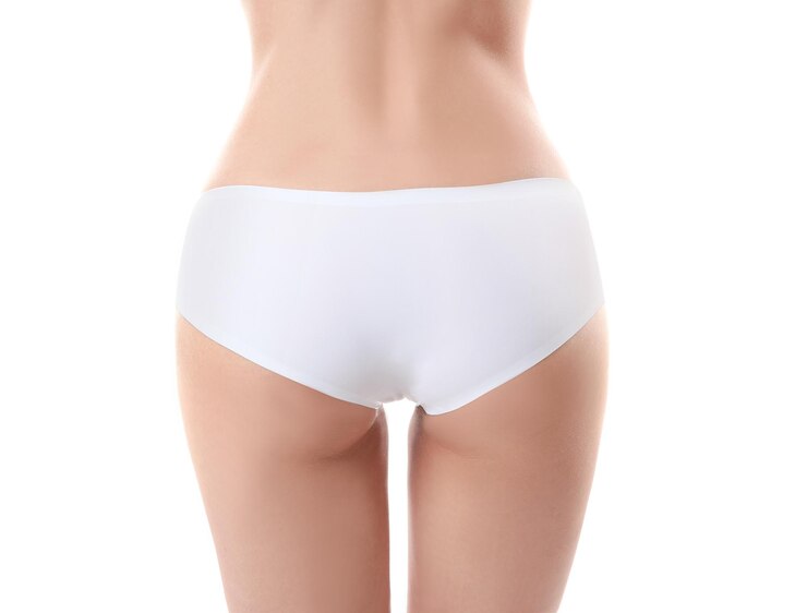 Photo 白い背景のクローズ アップの美しい若い女性の体