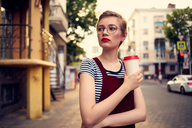 Photo beautiful young woman in city