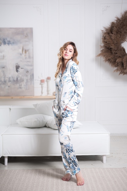 Красивая молодая женщина удобная пижама дома релаксация и концепция женской моды