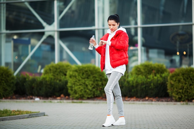 公園で運動をしている美しい若い女性