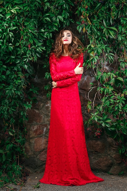 Foto bella giovane donna vestita di rosso