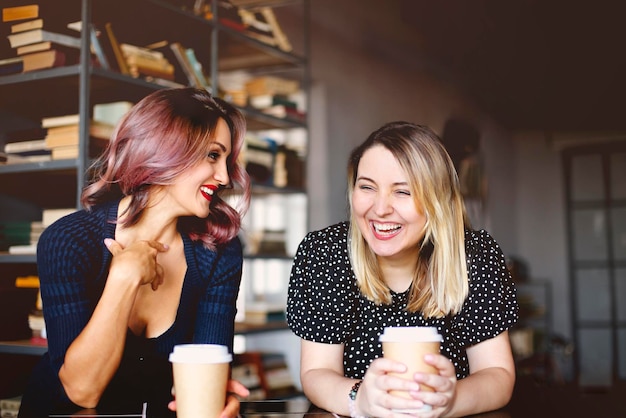 Photo beautiful young woman drinking coffee