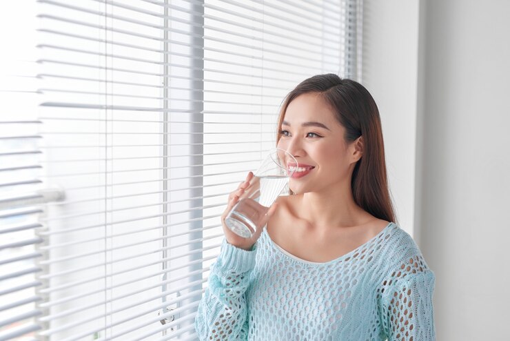 Photo 家で水を飲む美しい若い女性