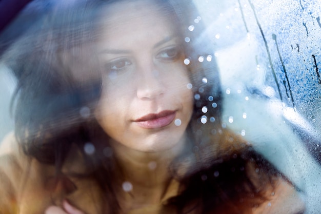 Foto bella giovane donna che guida la sua auto.