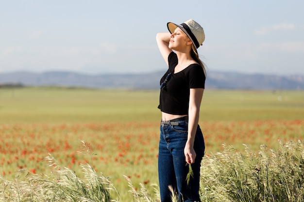 Photo beautiful young woman enjoying summer in a field.