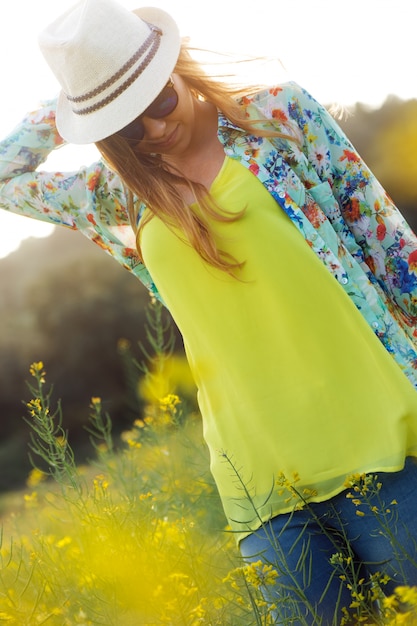 Foto bella giovane donna godendo l'estate in un campo.