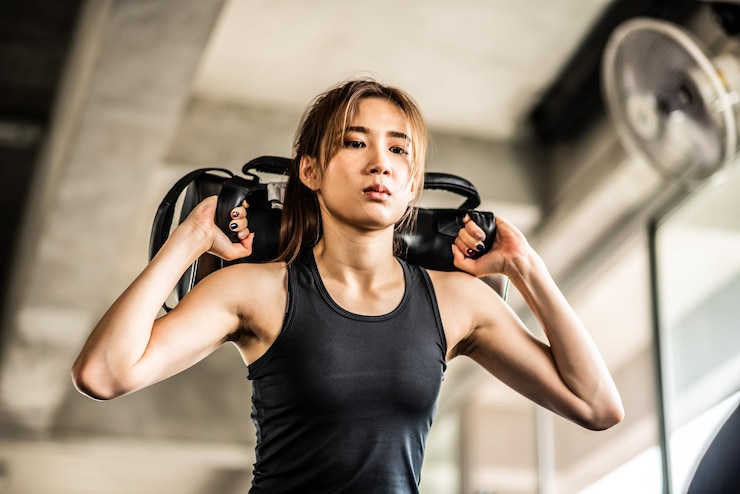 Photo 体育館で運動している美しい若い女性