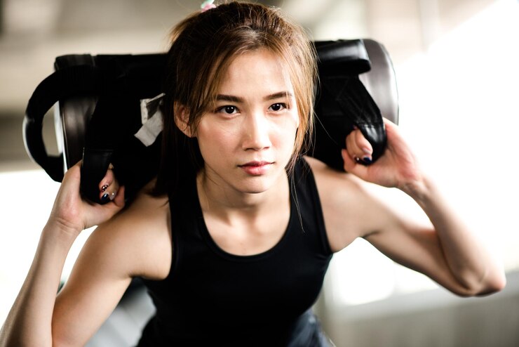 Photo 美しい若い女性がジムで運動をしています