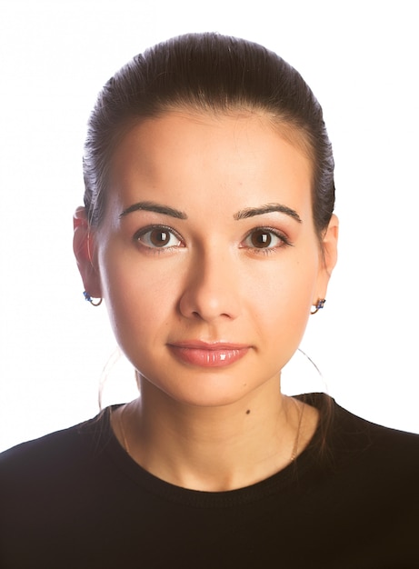 Foto bella faccia giovane donna. isolato su bianco