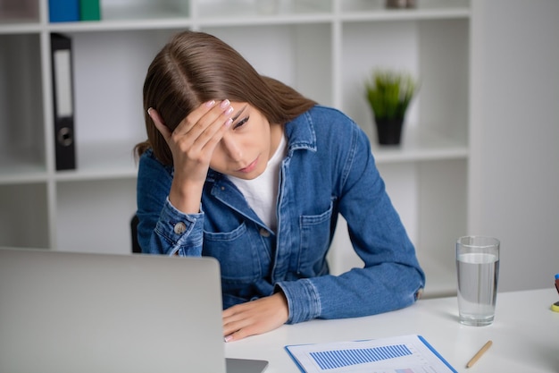 Bella giovane donna che sente forte dolore alla testa