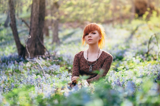 숲에서 아름 다운 젊은 여자