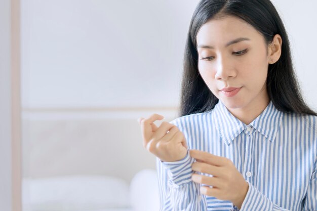 美しい若い女性が服を着る