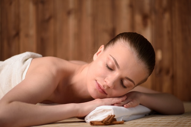 Photo beautiful young woman getting relaxing is spa salon