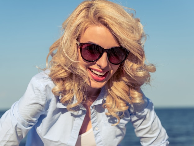 Photo beautiful young woman in glasses looking at camera.