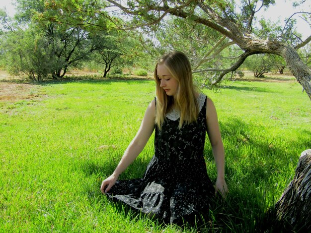 Photo beautiful young woman in grassy field