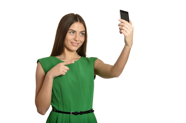 Foto bella giovane donna in vestito verde